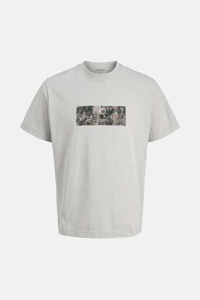 T-shirt gris à manches courtes de CORE BY JACK & JONES, avec imprimé camouflage sur la poitrine.