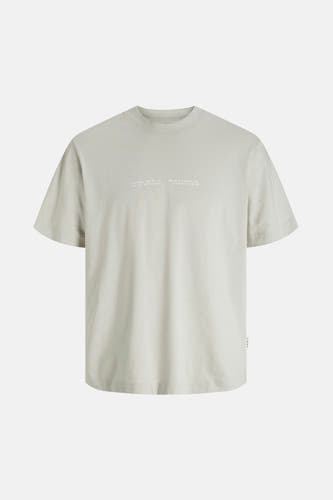 T-shirt gris à manches courtes de CORE BY JACK & JONES, avec un imprimé d'un "C" et du texte sur le dos.