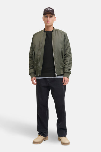 Sweat-shirt noir à col rond de CORE BY JACK & JONES, avec une structure fine et un ajustement décontracté.