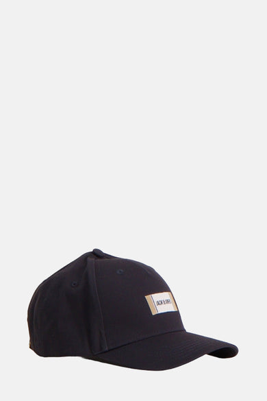Casquette bleue d'ACCESSORIES BY JACK & JONES, avec logo de marque sur l'avant et un bord arrondi, en vue latérale.