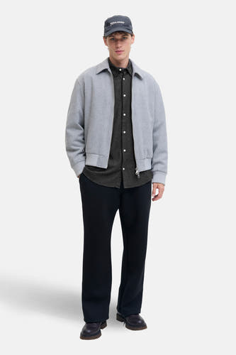 Chemise noire à longues manches de CORE by JACK & JONES, avec un fin motif à carreaux et une fermeture à boutons.