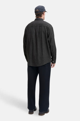 Chemise noire à longues manches de CORE BY JACK & JONES, avec un motif de carreaux subtil sur le dos.