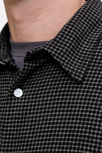 Chemise noire à longues manches de CORE BY JACK & JONES, avec un motif houndstooth et une sous-couche grise.