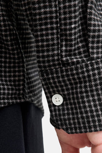 Chemise noire à longues manches de CORE BY JACK & JONES, motif carreaux de chien et détail de boutons.
