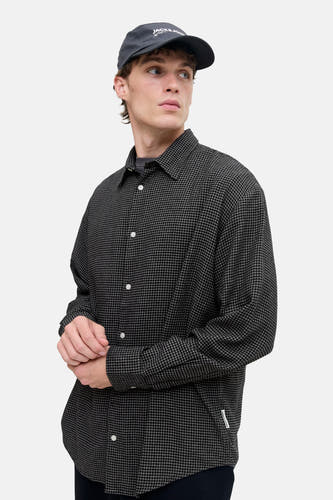 Chemise noire à longues manches de CORE BY JACK & JONES, avec un fin motif à carreaux et des boutons blancs.