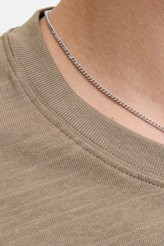 T-shirt Kaki à manches courtes de PREMIUM BLUE par JACK & JONES, avec une chaîne d'argent autour du cou.