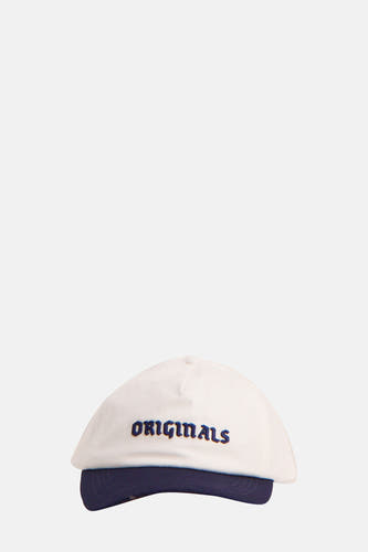 Bleu avec une casquette blanche d'ACCESSORIES BY JACK & JONES, avec le mot "ORIGINALS" brodé.
