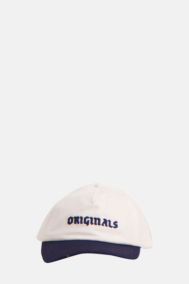 Bleu avec une casquette blanche d'ACCESSORIES BY JACK & JONES, avec le mot "ORIGINALS" brodé.