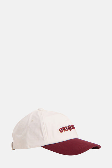 Casquette rouge d'ACCESSORIES BY JACK & JONES avec un devant blanc et "ORIGIN" brodé dessus.