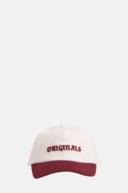 Casquette rouge d'ACCESSORIES BY JACK & JONES avec le mot "ORIGINALS" en lettres rouges sur l'avant.