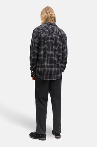 Zwarte chino van JACK & JONES JEANS INTELLIGENCE, gecombineerd met een geruit overhemd en suède schoenen, gezien van achteren.
