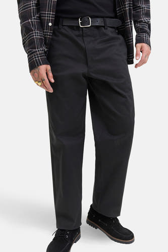 Zwarte chino van JACK & JONES JEANS INTELLIGENCE, gedragen met een zwarte riem en suède schoenen.