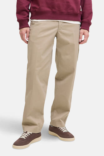 Beige chino de JACK & JONES JEANS INTELLIGENCE, porté avec un pull bordeaux et des baskets brunes.