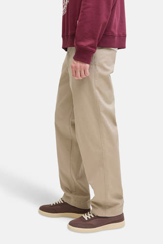 Beige chino de JACK & JONES JEANS INTELLIGENCE, avec une coupe décontractée, porté avec un sweat-shirt bordeaux et des baskets brunes.