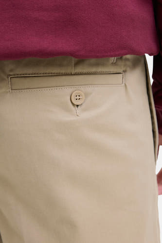 Beige chino de JACK & JONES JEANS INTELLIGENCE, avec une poche arrière à bouton et des coutures discrètes.