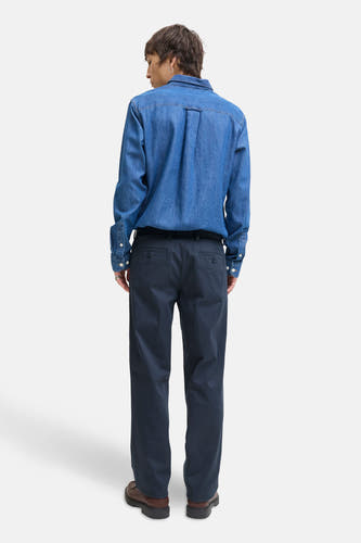 Jean chino bleu de JACK & JONES JEANS INTELLIGENCE, vu du dos, avec des poches et des passants.