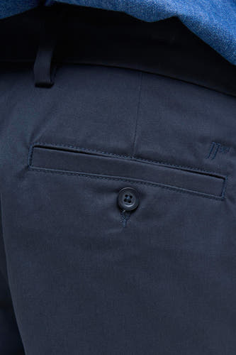 Blauwe chino van JACK & JONES JEANS INTELLIGENCE, met een achterzak met knoopdetail en subtiel logo.
