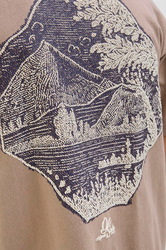 T-shirt brun à manches courtes d'ORIGINALS BY JACK & JONES, avec une impression de montagnes graphique dans un style vintage.