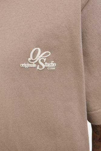 T-shirt brun à manches courtes d'ORIGINALS BY JACK & JONES, avec imprimé de logo blanc.