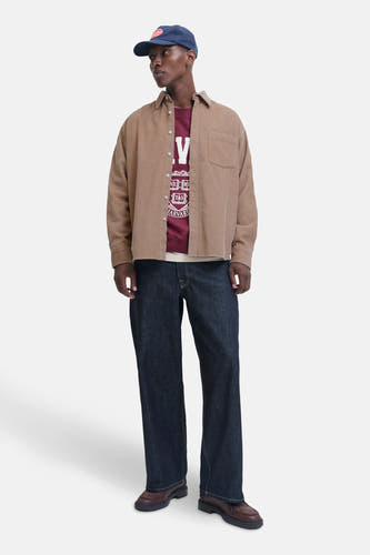 Chemise brune à longues manches d'ORIGINALS BY JACK & JONES, portée avec un pantalon bleu marine et un sweat-shirt bordeaux.