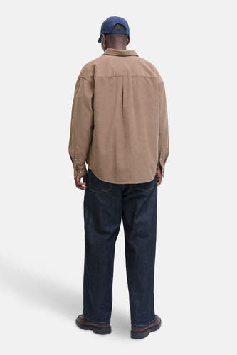 Chemise en corduroy marron à manches longues d'ORIGINALS BY JACK & JONES, vue de dos avec des jeans bleu marine et des chaussures marrons.