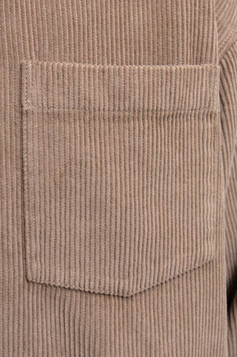 Chemise en corduroy brun à longues manches d'Originals by Jack & Jones, gros plan de la poche poitrine avec avec textureure côtes verticales.