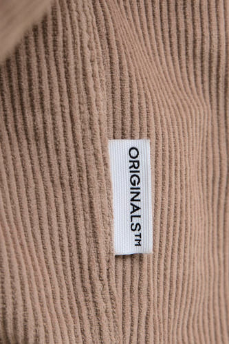 Chemise brune à longues manches d'ORIGINALS BY JACK & JONES, gros plan sur une texture de tissu côtelé douce et un étiquette.