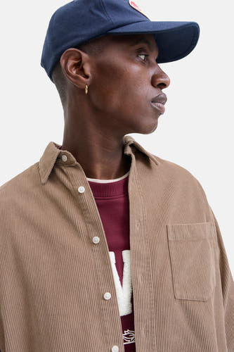 Chemise brune à longues manches d'ORIGINALS BY JACK & JONES, avec texture en velours côtelé et boutons blancs.