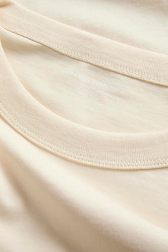 Ecru T-shirt met korte mouwen van ORIGINALS BY JACK & JONES, close-up van de halslijn met stikseldetail.