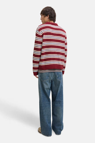 Veste V enalstrui de couleur rouge d'ORIGINALS BY JACK & JONES, avec des rayures horizontales et associée à un jean bleu.