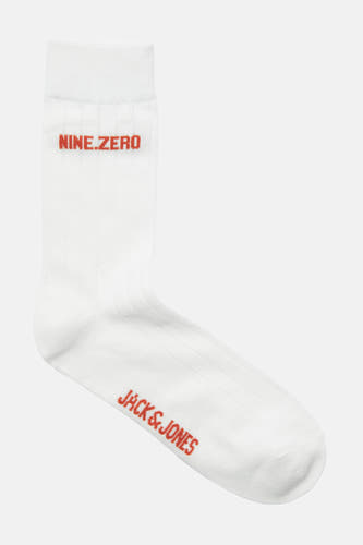 Chaussettes blanches d'ACCESSORIES BY JACK & JONES avec du texte rouge 'NINE.ZERO' et 'JACK & JONES'.