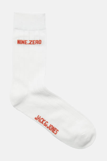Chaussettes blanches d'ACCESSORIES BY JACK & JONES avec du texte rouge 'NINE.ZERO' et 'JACK & JONES'.