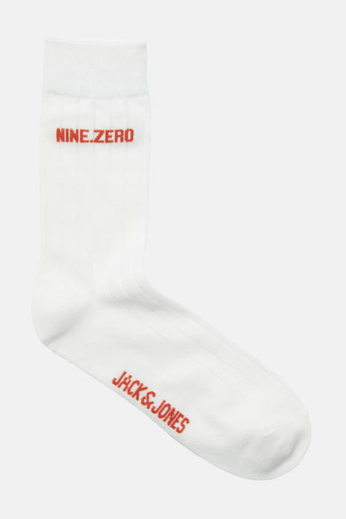 Chaussettes blanches d'ACCESSORIES BY JACK & JONES avec du texte rouge 'NINE.ZERO' et 'JACK & JONES'.