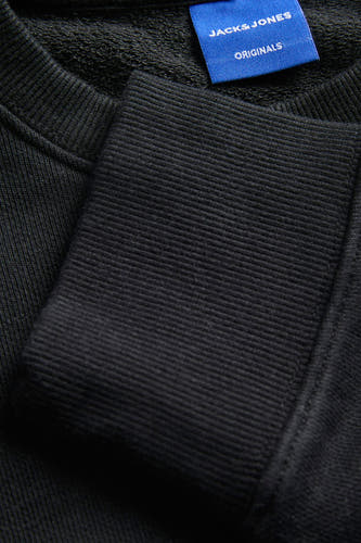 Gilet noir à col rond d'ORIGINALS BY JACK & JONES, avec des détails côtelés sur le bas et les manches.