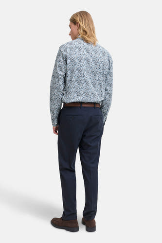 Chemise bleue à manches longues de PREMIUM by JACK & JONES, avec un imprimé fleuri, associée à des pantalons bleu marine et des chaussures marron.
