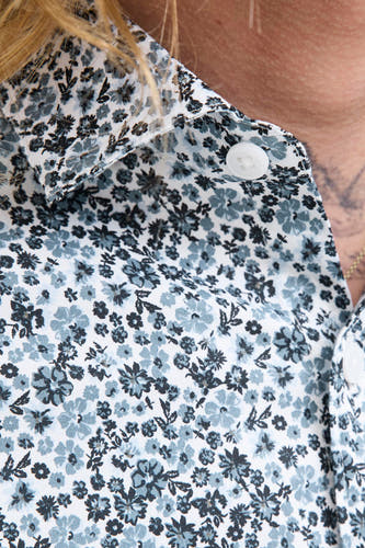 Bleu, chemise à fleurs à manches longues de PREMIUM by JACK & JONES, avec des boutons blancs et un tatouage sur la nuque.