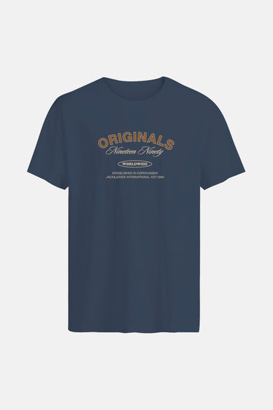 T-shirt bleu à manches courtes d'ORIGINALS par JACK & JONES, avec une impression de texte graphique sur la poitrine.