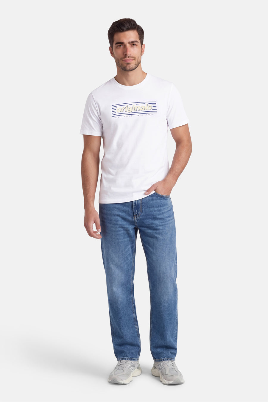 T-shirt blanc à manches courtes de ORIGINALS BY JACK & JONES, avec un logo bleu et jaune sur la poitrine.