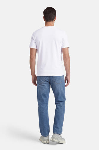 T-shirt blanc à manches courtes de ORIGINALS BY JACK & JONES, vu de dos avec un jean bleu et des baskets grises.