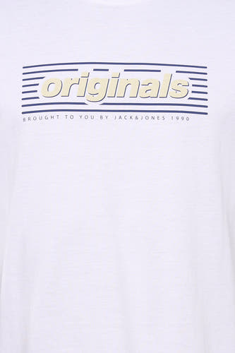 T-shirt blanc à manches courtes de ORIGINALS BY JACK & JONES, avec 'originals' et des lignes horizontales bleu marine et crème.