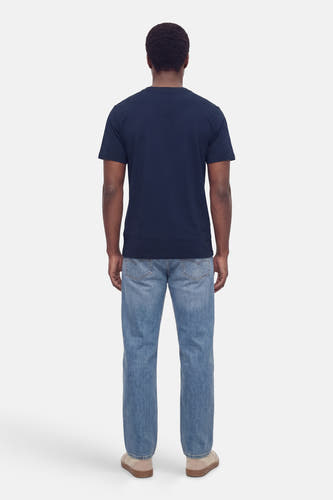 T-shirt bleu à manches courtes d'ORIGINALS BY JACK & JONES, vu de l'arrière, associé à un jeans bleu et des chaussures en cuir suédé.