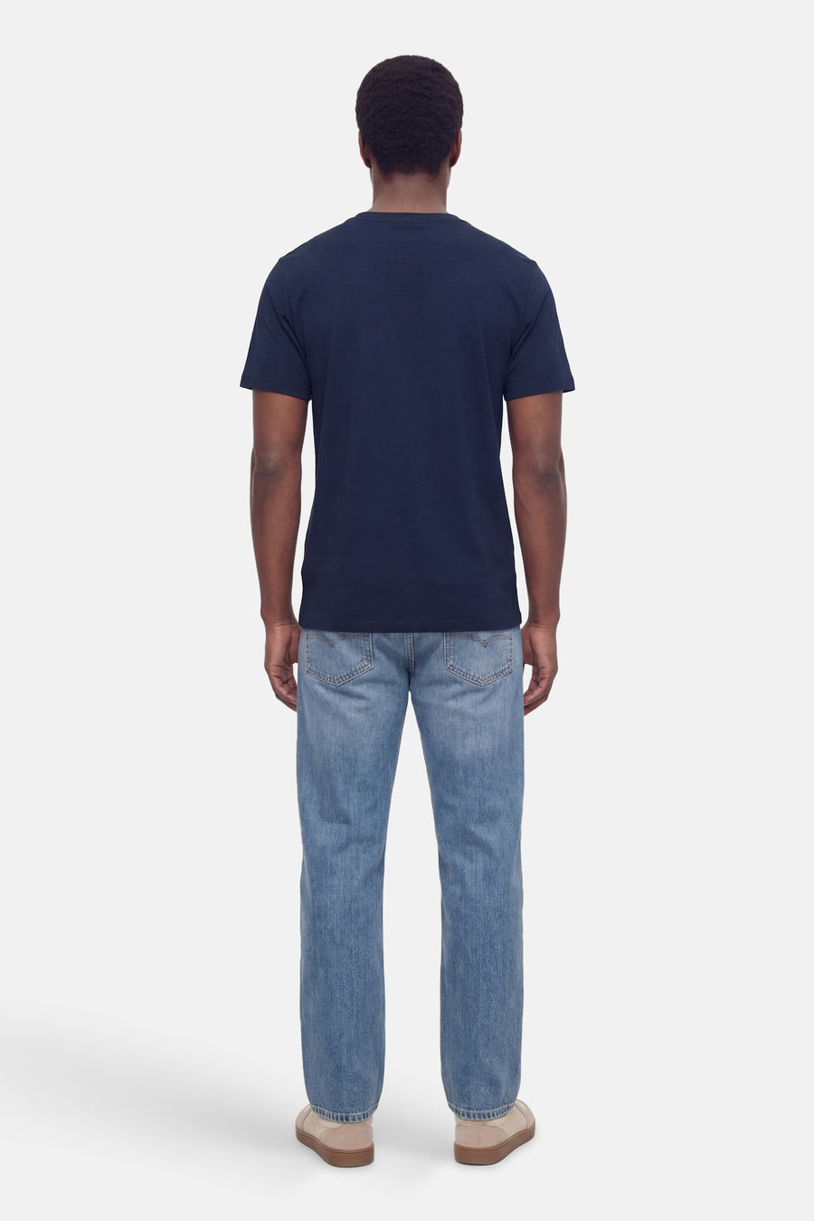 T-shirt bleu à manches courtes d'ORIGINALS BY JACK & JONES, vu de l'arrière, associé à un jeans bleu et des chaussures en cuir suédé.