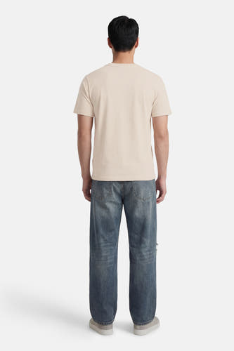 Beige T-shirt met korte mouwen van CORE BY JACK & JONES, achteraanzicht, gecombineerd met jeans en sneakers.