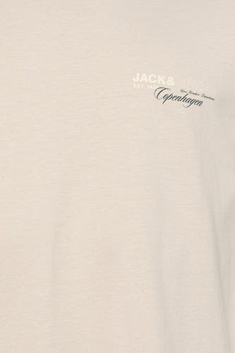 T-shirt beige à manches courtes de CORE BY JACK & JONES, avec un petit imprimé sur la poitrine.