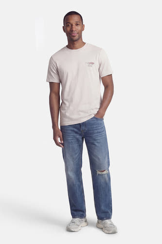 Grijs T-shirt met korte mouwen van CORE BY JACK & JONES, gedragen met blauwe spijkerbroek en sneakers.