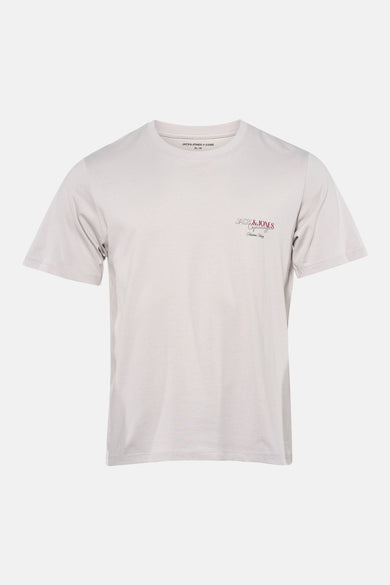 T-shirt gris à manches courtes de CORE BY JACK & JONES, porté avec un jean bleu et des baskets, vue arrière.