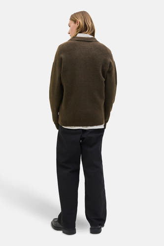 Gilet brun de PREMIUM BLUE par JACK & JONES, porté sur un chemisier rayé et un pantalon noir.