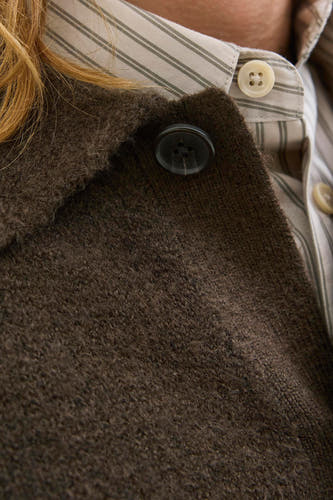 Gilet brun de PREMIUM BLUE par JACK & JONES, avec un chemisier rayé et un détail à boutons.