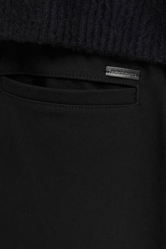 Pantalon de jogging noir de JACK & JONES JEANS INTELLIGENCE, avec un détail de poche et une partie supérieure noire.