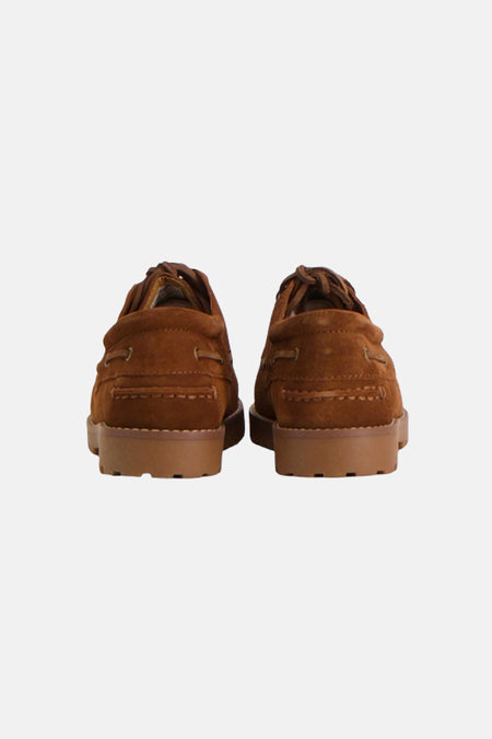 Chaussures en daim marron de style mocassin par ACCESSORIES BY JACK & JONES avec semelles marron robustes, vue arrière.
